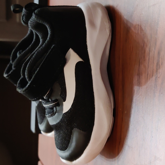 ***Athletic Sneakers Boys(5) Toddlers. - Picture 2 of 6